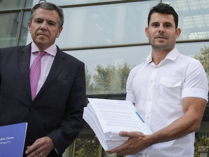El supuesto hijo de Julio Iglesias, Javier Sanchez, en los juzgados de Valencia donde ha presentado una demanda de paternidad.