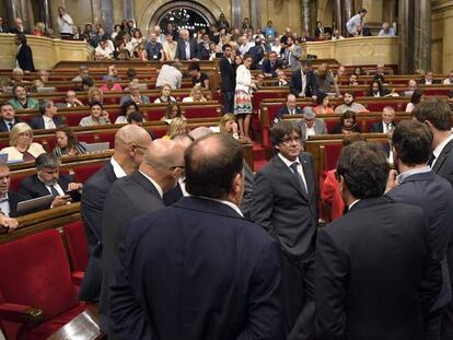 Carles Puigdemont charla con su gabinete durante un receso en el Parlamento de Cataluña este miércoles.