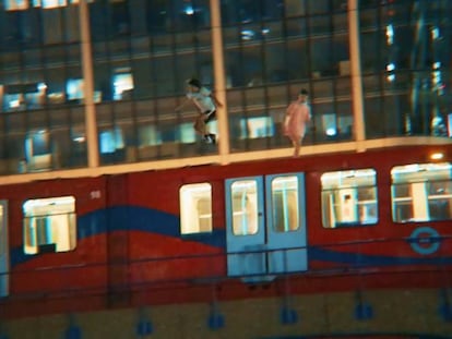 Los dos jóvenes saltan desde el tren en marcha.