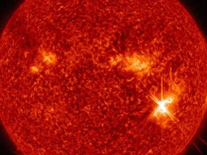 Imagen de la potente llamarada solar, a la derecha de la imagen.