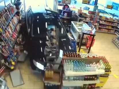 Un coche se estrella contra una gasolinera.