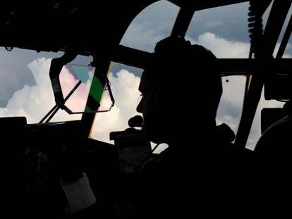 Un piloto de los 'cazadores de huracanes', en un WC-130J Super Hercules.