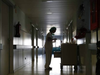 Una trabajadora sanitaria en un hospital de Madrid. LUIS SEVILLANO