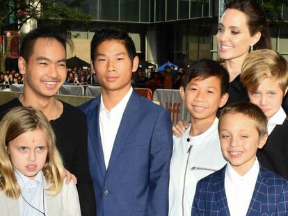 Angelina Jolie con sus hijos y dos amigos de estos.