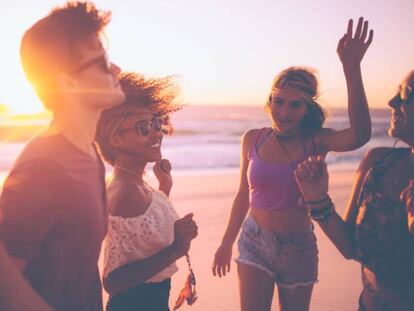 Un grupo de adolescentes en una playa. Tráiler de 'Por 13 razones'.