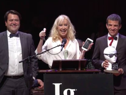 La doctora López-Teijón muestra su logro al recoger el premio con su equipo. En vídeo, imágenes de la gala.