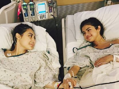 Selena Gomez, junto a Francia Raisa, la amiga que le ha donado un riñón, en la foto de Instagram.