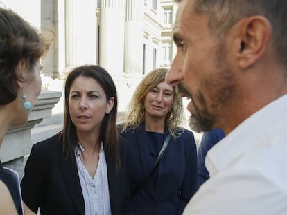 En el centro, Anna González (mujer del ciclista Óscar Bautista) habla con representantes políticos a las puertas del Congreso, en Madrid.