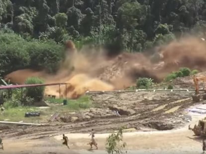 Varios trabajadores huyen tras la rotura de una presa en Laos.