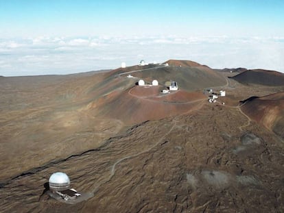 Ilustración del emplazamiento del TMT, abajo a la izquierda, en Mauna Kea.
