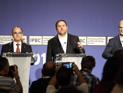 Turull, Junqueras y Romeva, durante la presentanción del IPCB en Barcelona.