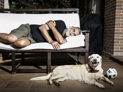 El exbaloncestista Juanma López Iturriaga con su perra 'Leti', 
en su chalet de Madrid.