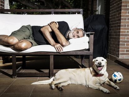 El exbaloncestista Juanma López Iturriaga con su perra 'Leti',
en su chalet de Madrid.