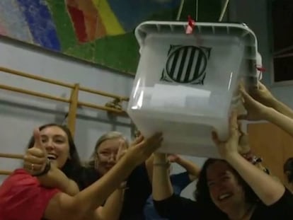 Las mesas de votación del colegio público Reina Violant concluyen tras una jornada de disturbios.