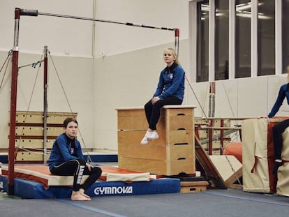 Un grupo de niñas en un gimnasio en Reykjavik.