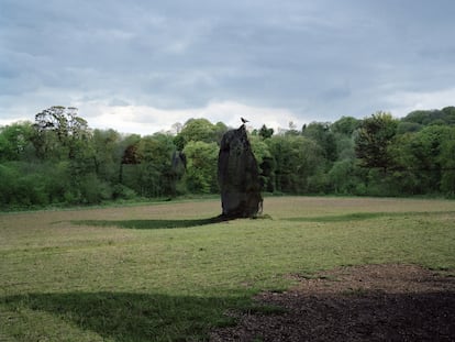 La imagen de un monolito original de Wiltshire (Reino Unido) se superpone con una fotografía de un bosque de Saint-Nicolas-du-Pélem,
en la región de Bretaña (Francia). La mayoría
de los paisajes de este fotoensayo son resultado de la superposición de negativos.