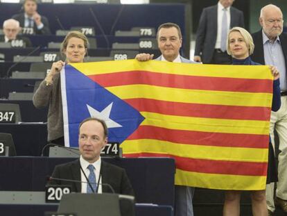 Tres eurodiputados despliegan una estelada en el pleno del Parlamento Europeo este miércoles.
