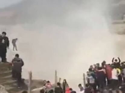 El hombre cae al vacío en las cataratas de Hoku (China).