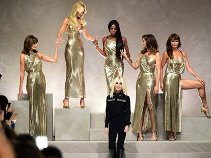 De izquierda a derecha: Carla Bruni, Claudia Schiffer, Naomi Cambell, Cindy Crawford y Helena Christensen, tras Donatella Versace, en el desfile de la firma Milán el pasado septiembre.