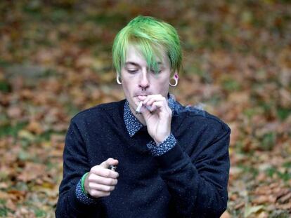 Un activista fuma cannabis en pro de la legalización frente al Parlamento de Londres el pasado martes.