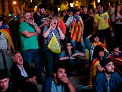 Abucheos a Puigdemont fuera del Parlament