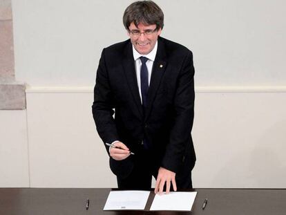 Puigdemont, Forcadell y otras autoridades catalanas firman una declaración de independencia