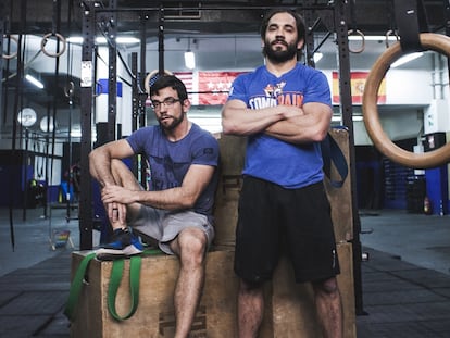 Pello (izquierda) e Iñaki Pérez, en su local (box) de crossfit de Prosperidad, en Madrid.