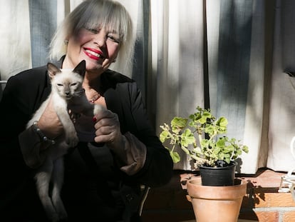 La actriz Josele Román, con uno de sus más de 20 gatos en el jardín de su casa, cerca de Móstoles (Madrid).