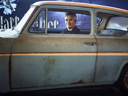 Alan Gilmore, director de arte de varios proyectos de Harry Potter, en el Ford Anglia volador que aparece en varias 
de las películas.