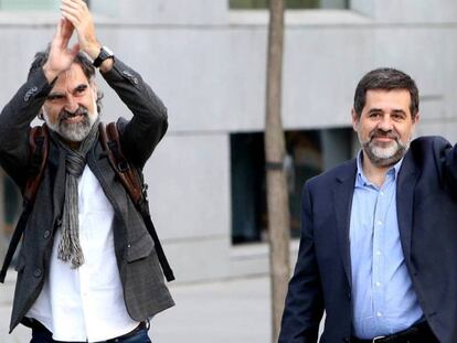 Los presidentes de ANC, Jordi Sànchez, y Ómnium, Jordi Cuixart, a su llegada a la Audiencia Nacional.