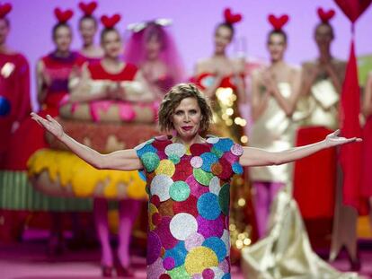 Agatha Ruiz de la Prada, tras su desfile en la Mercedes-Benz Fashion Week del pasado febrero. VÍDEO: Último desfile de la diseñadora en la pasarela madrileña, el pasado septiembre.