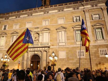 FOTO: Banderas independentistas frente a la sede de la Generalitat en Barcelona. / VÍDEO: Comparecencia de Mariano Rajoy en La Moncloa, este sábado.