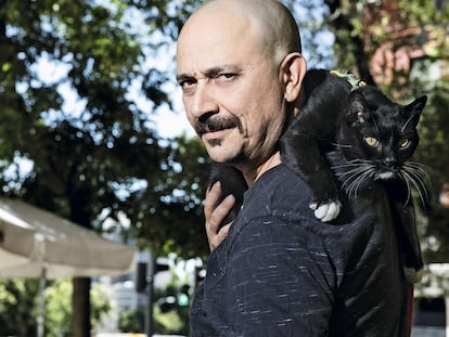 Luis Callejo y su gato Curro pasean por el madrileño barrio de Atocha, donde viven.