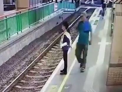 Un hombre empuja a una mujer a las vías del tren en Hong Kong
