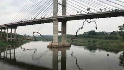 245 personas saltan a la vez de un puente.