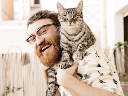 Manuel Burque juega con
su gato Ernesto.