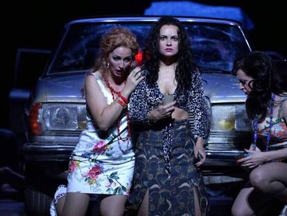 Olivia Doray, Anna Goryachova y Lidia Vinyes Curtis, durante la representación de 'Carmen' en el Teatro Real de Madrid.