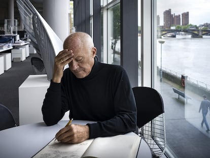 Norman Foster en su estudio de Londres.