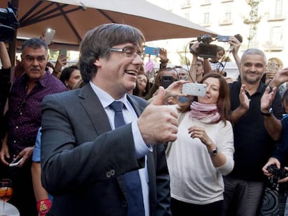 El presidente cesado de la Generalitat, Carles Puigdemont, el sábado a su salida de un restaurante de Girona.