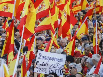 Manifestación organizada por Sociedad Civil Catalana en contra la declaración unilateral de la República catalana.