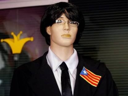 Un maniquí ataviado con un disfraz de Carles Puigdemont en la Casa del Drisfaz de Ib.