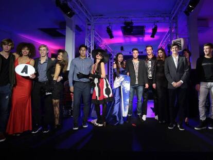 Los jugadores y las modelos que protagonizaron ayer la polémica gala inaugural del torneo NextGen ATP.