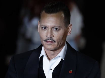 FOTO: Johnny Depp en el estreno de 'Asesinato en el Orient Express' en Londres. / VÍDEO: Depp muestra signo de estar ebrio en el estreno.