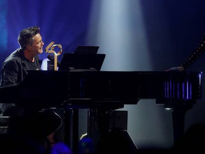 Alejandro Sanz canta '¿Lo ves?' a Silvia Abascal en Los 40 Music Awards.