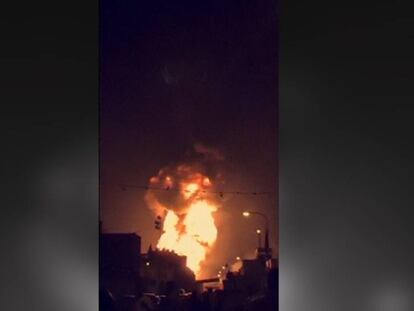 Momento de la explosión en un oleoducto de Baréin.