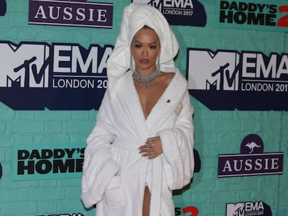 Rita Ora posa con su alborzo de Palomo Spain a su llegada anoche a los MTV Europe Music Awards.