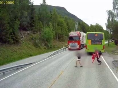 Un camionero evita atropellar a un niño por centímetros