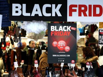 Carteles en un comercio de Madrid durante una de las ediciones del Black Friday.