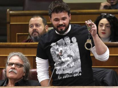 Gabriel Rufián muestra unas esposas durante la sesión de control al Gobierno.