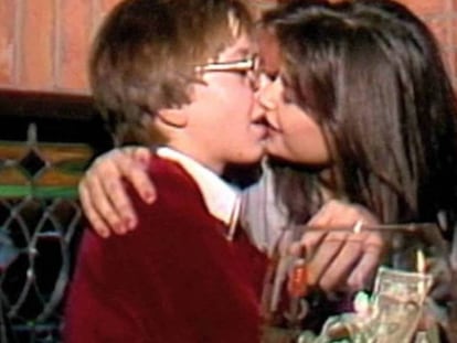 En el vídeo, de 1982, Demi Moore besa al actor Philip Tanzini tres veces.